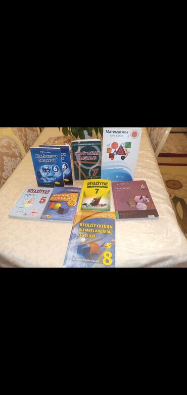 Müxtəlif siniflər üçün riyaziyyat dərsliklərindən ibarət bu dəst