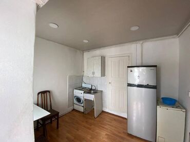 Uzunmüddətli kirayə mənzillər: Nizami metrosunun çıxışında 2 mertebeli binanın 2-ci mərtəbəsində — 2