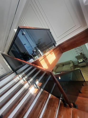 Изготовление перил: Элегантная винтовая лестница с перилами, выполненными из комбинации — 12