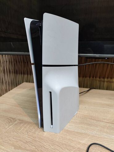Boşqablar: Playstation 5 Slim 2 djostik yaddainda 3 oyun, ideal veziyyetdedi hec