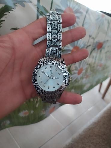 raketa saat: Dekorativ naxışlı metal qol saatı. Saatın korpusu və kəməri gümüşü — 1