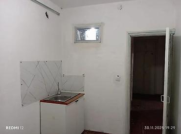 Продажа помещений свободного назначения: Сдается квартира в городе Токмок. Дома есть все, туалет, кухня и 2 — 3