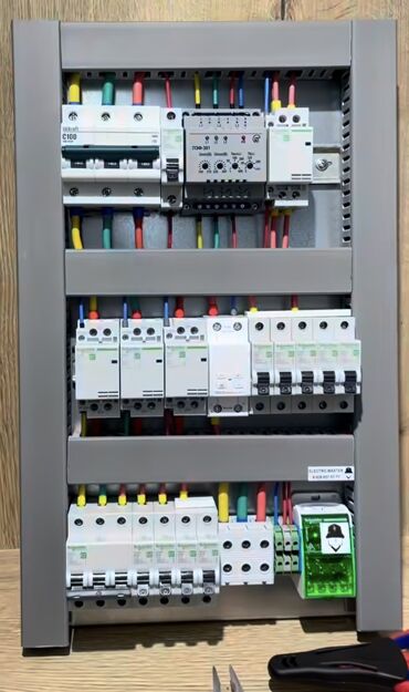 Электрики: Электрик | Перенос электроприборов, Прокладка, замена кабеля, Установка распределительных коробок Больше 6 лет опыта — 6