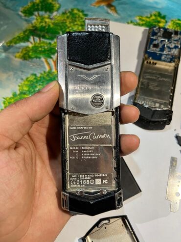 Vertu: Vertu Signature Touch, rəng - Boz, Düyməli — 17