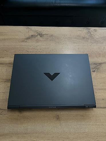 Игровой ноутбук HP Victus 16 в строгом тёмном корпусе. Подходит для