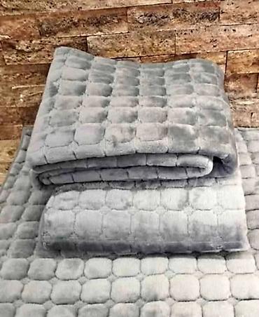 Prekrivači za nameštaj: Set od tri plisana flekera za ugaone garniture i sofe. Dimenzij: * — 5