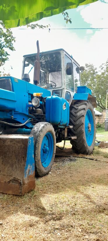 Экстракторы масла: Mavi rəngli universal traktor – arxa ekskavator qoşqusu və ön bıçaqla