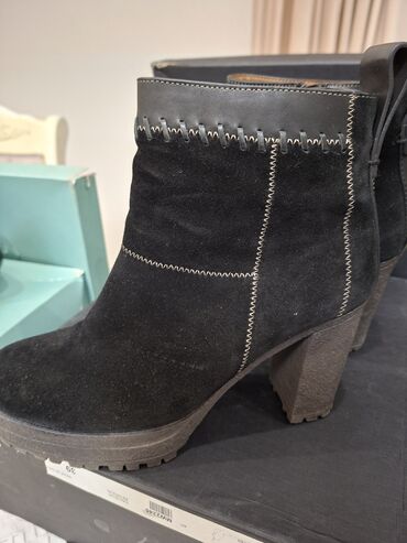 черные замшевые ботильоны: Женские ботильоны на каблуке. - Материал верха: чёрная замша с