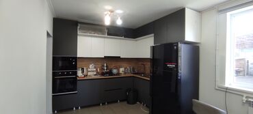бу комот: Буйрутма эмеректер, Конок бөлмөсү, Отургучтар, Ашкана гарнитурасы, Үстөл