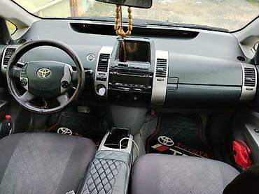 on faralar: Toyota Prius (2-ci nəsil) – gümüşü rəng, hibrid sedan/hatchbek — 6