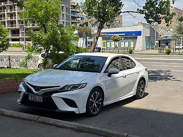 Toyota: Белый седан с просторным салоном, отделанным светлой кожей и тканью. В — 6