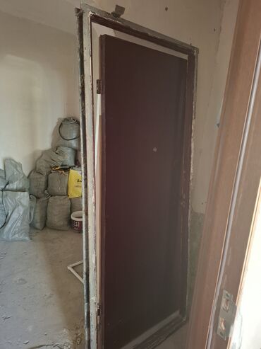 seyf qapilar islenmis: 1əd seyf qapı çərçivəsi şvellerdən, qapı qalın dəmirdən yaxşı
