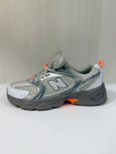 Ботинки: New Balance 530 idman ayaqqabısı - Rəng: boz/gümüşü tonlarda, ağ