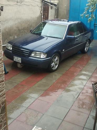 mersedes a klas: Mercedes-Benz sedan, tünd mavi rəng. - Kuzov: 4 qapı, sunroof/lyuk. - — 1
