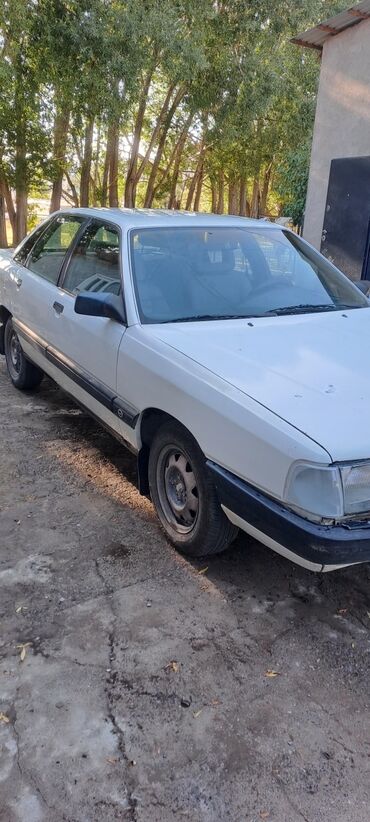 передний бампер опель вектра б: Белый седан Audi 100 с классическим дизайном. Автомобиль оснащен