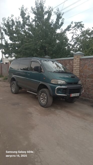домик на колесо: Минивэн Mitsubishi Delica зеленого цвета с полным приводом, оснащенный