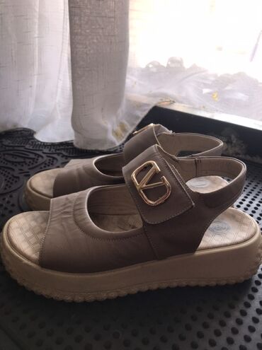 Айымдардын бут кийими: Босоножкалар, 34, Valentino, Колдонулган, түсү - Саргыч боз, Акылуу жеткирүү
