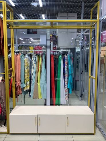 стойка вешелка: Продается торговое оборудование для магазинов одежды, из качественных