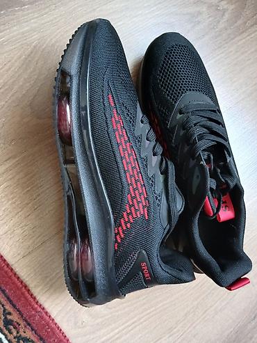Kişi ayaqqabıları: Məhsul: Kişi idman ayaqqabısı – qara/qırmızı - Stil: “SPORT” loqolu — 2
