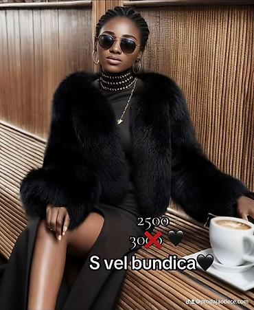 Bunda – crna, kratki model, veličina S. - Materijal: veštačko krzno
