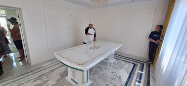 Кухонные столы: Белый обеденный стол с прямоугольной столешницей и декоративной