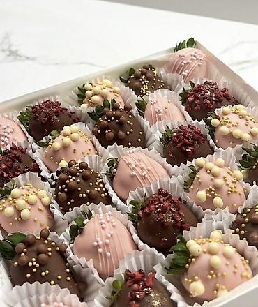 Клубника в бельгийском шоколаде — наборы ассорти - Свежая крупная at lalafo.kg Клубника в бельгийском шоколаде — наборы ассорти - Свежая крупная