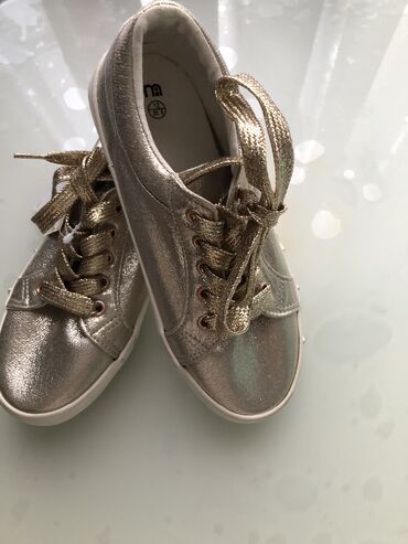 Очень красивая и стильная обувь для девочки,в модном золотом