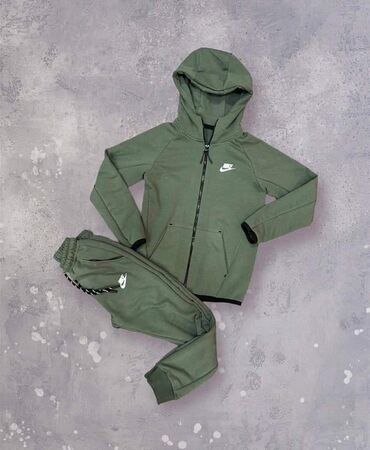 Komplet trenerke: Decije trenerke
Unisex
8 - 14
Uvoz Turska
3200 — 2