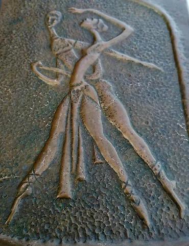 Stare vaze i dekor: Vintage BAKARNI reljef BALERINE Mid-century modern. Vintage — 4