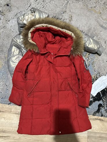 одежда на девочку: Красный куртка за 1500 зима пуховик 7-9лет, серый 700 сом 8-9лет