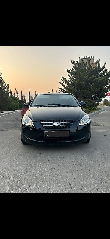kia ceed 2010 universal: Kia Ceed hetçbek kuzalı avtomobil. Qara rəngdədir və 5 qapılı kuzova — 1