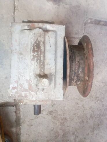 Лебедки: Продаю угловой редуктор или лебедка в хорошем состоянии. 1 на 40. Цена — 4