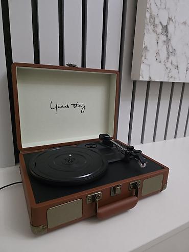 blu ray disk: Retro çemodan dizaynlı vinil pleyer - 3 sürət rejimi: 33 1/3, 45 və — 2