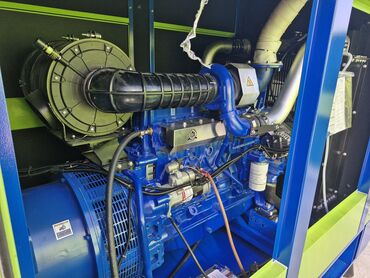 Generatorlar: Yaşıl və göy rəngli Genpower dizel generatoru. Elektrik enerjisi tələb — 7