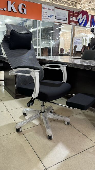 Офисные кресла: Офисное кресло с откидной спинкой и сетчатой обивкой обеспечивает — 8