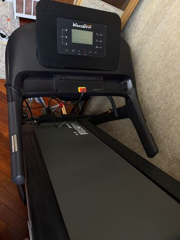 Nərdlər: Evdə idman üçün nəzərdə tutulmuş VolksGym qaçış zolağı. Qara rəngli bu