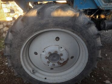 Traktorlar: Mavi rəngli təkərli kənd təsərrüfatı traktoru Xüsusiyyətlər: - — 4