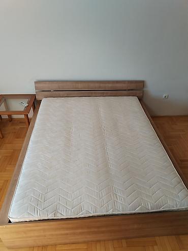 Bračni krevet sa dušekom - Dimenzije ležajne površine: oko 160 x 200