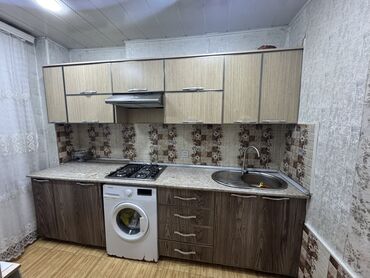 işlenmiş taxta qapılar: Mətbəx mebeli dəsti – qaz plitəsi, aspirator, qab‑qacaq və ərzaq üçün