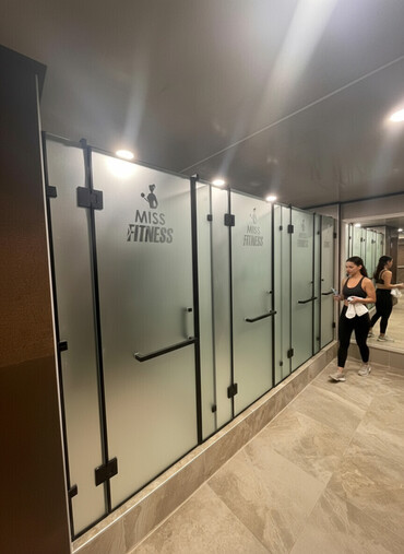 шкафы для переодевания: Душевые перегородки из матированного стекла с логотипом «MISS