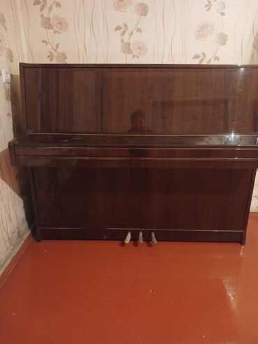 piano satisi elanlari: Piano 3 pedalli Petrof .1000₼ satilir .Tezeden secilmir .Unvan