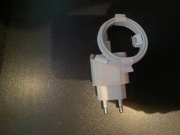 клавиатура и мышь для смартфона: Зарядное устройство белого цвета, (новая )оснащенное кабелем USB-C на