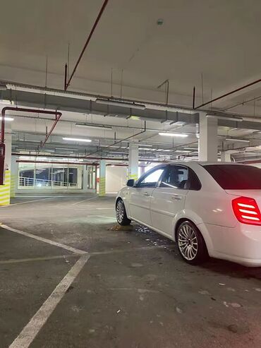 Chevrolet: Daevo Gentra– ağ rəngli sedan Xüsusiyyətlər: - Kuzov: 4 qapılı sedan — 7