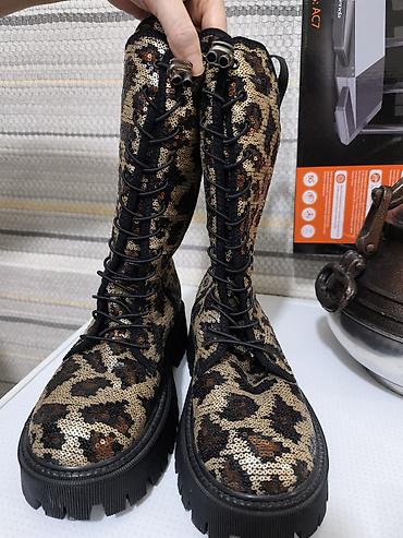 Qadın üçün qalın altlıqlı bağcıqlı botlar - Dizayn: leopard naxışlı
