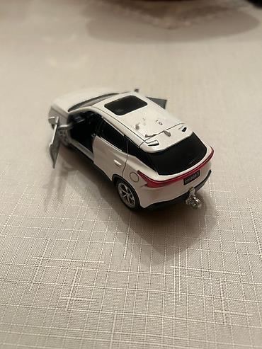 mini karavan satisi: Ağ rəngli metal oyuncaq SUV avtomobil maketi - Korpus: metal — 3