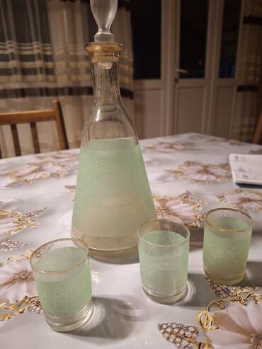 Digər dəstlər və servizlər: Şüşə qab dəsti - 2 ədəd şüşə krujka: qalın divarlı, qulpulu. Üzərində — 9