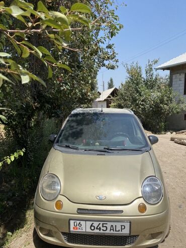 матиз сатуу: Хэтчбек Daewoo Matiz золотистого цвета с четырьмя дверями, компактный