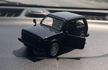 mini cooper: Qara rəngli miniatura off-road avtomobil modeli - Korpus: metal və — 3