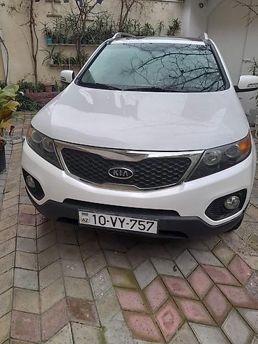 Kia: Kia Sorento TLX, ağ rəngli, 5 qapılı SUV. Xüsusiyyətlər və təchizat — 17