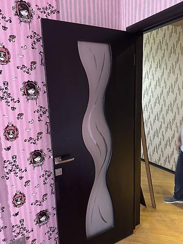 hamam qapsi: Müasir dizaynlı otaq qapısı. Qapı tünd rəngdədir və üzərində dalğavari — 3